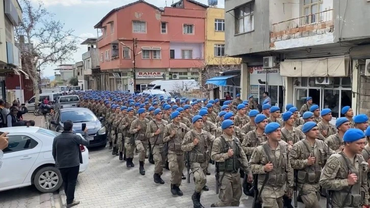 Hatay'da görevlendirilen 2 bin 700 asker, komando marşıyla kentten ayrıldı