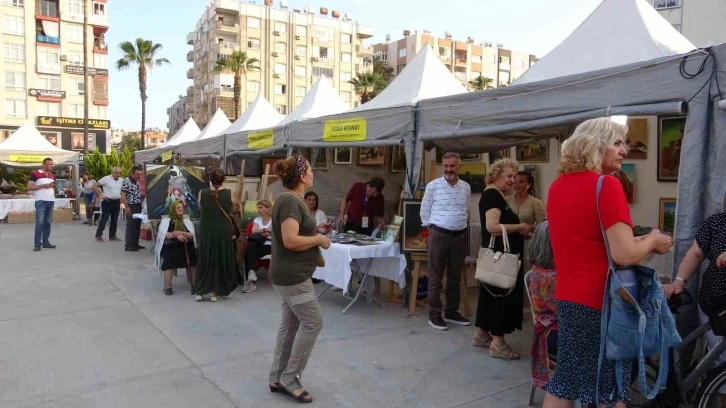 Hatay’da iş yerleri yıkılan esnaf, Mersin’de açılan stantlarla ayakta kalıyor
