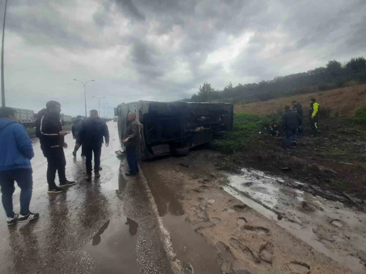 Hatay’da işçi servisi devrildi: 4 yaralı
