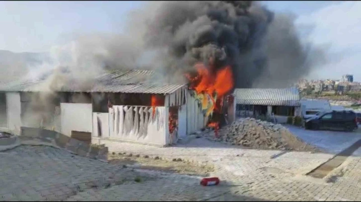 Hatay’da korkutan yangın: Prefabrik evler alevlere teslim oldu

