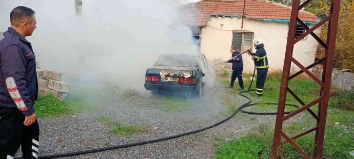 Hatay’da park halindeki araç yandı
