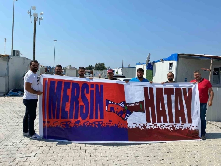 Hatay’da taraftarlar depremzede çocuklara kırtasiye malzemesi dağıtı
