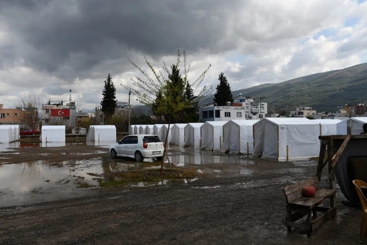 Hatay’da yağmur depremzedelere zor anlar yaşattı