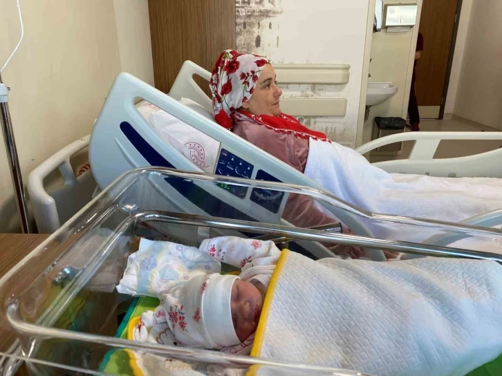 Hatay depreminden kaçan hamile kadın, "Ömür" ismini verdiği bebeğini İstanbul’da kucağına aldı
