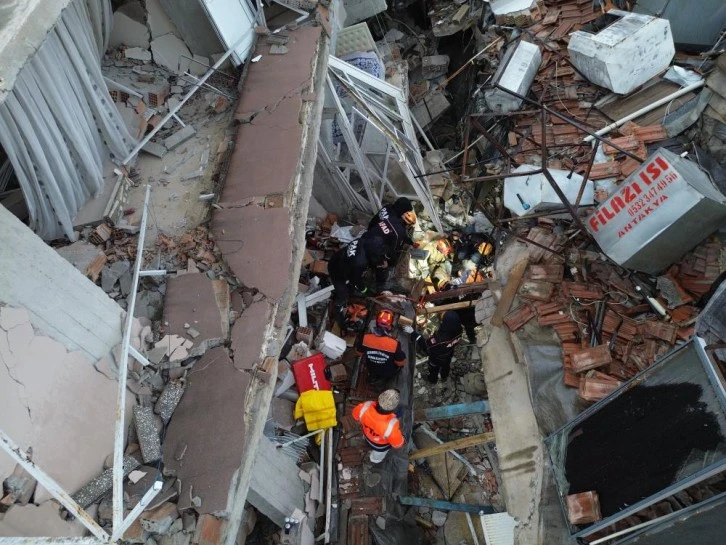 Hatay Gazi Mahallesi’ndeki enkazdan 3 ceset çıkartıldı