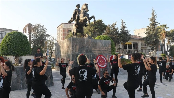 Hatay'da Cumhuriyet'in 100. yılı kutlamaları kapsamında 100 kişi zeybek oynadı