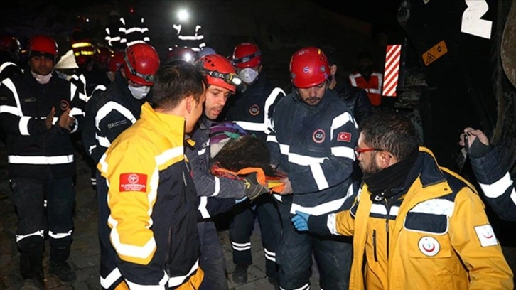 Hatay'da depremden 39 saat sonra 10 yaşındaki kız çocuğu kurtarıldı