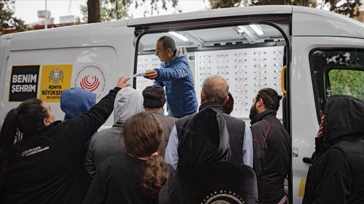 Hatay'da kurulan mobil gözlük istasyonu depremzedelere ücretsiz hizmet veriyor