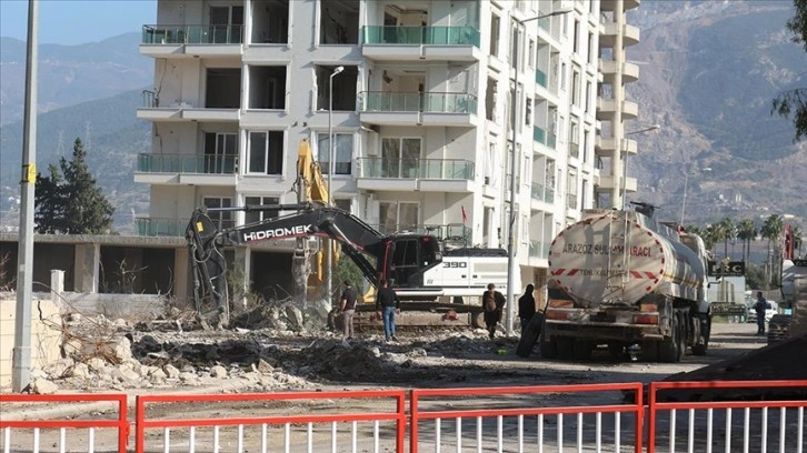 Hatay'da yıkım çalışmaları sırasında 2 bina tedbiren boşaltıldı