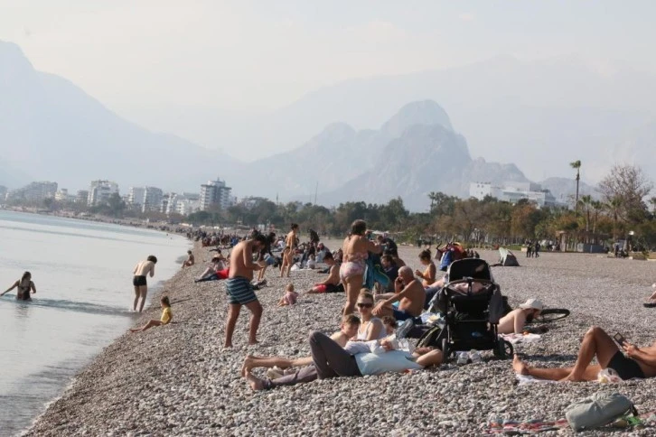 Antalya’da sahiller yaz günlerini aratmadı