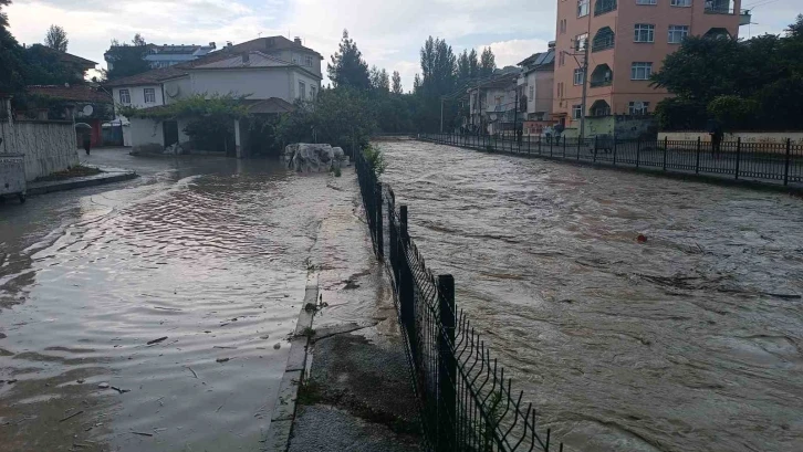 Havza’da dere taştı, ilçede sel anonsları yapılamaya başlandı
