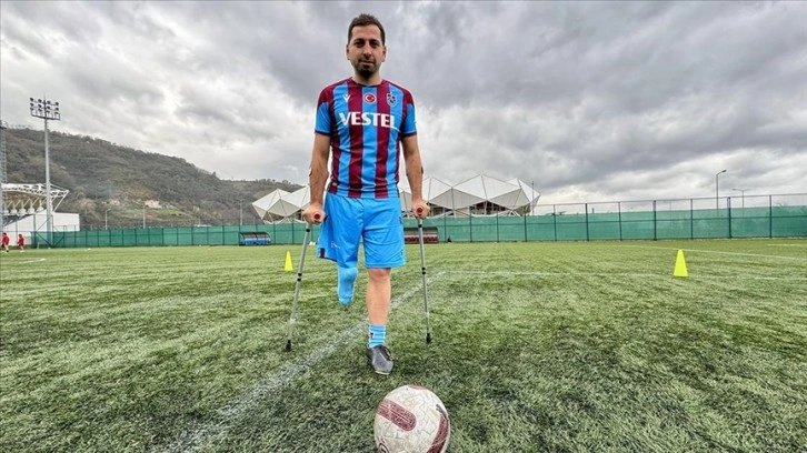 Hayalindeki "bordo mavi" formaya ampute futbol takımıyla kavuştu