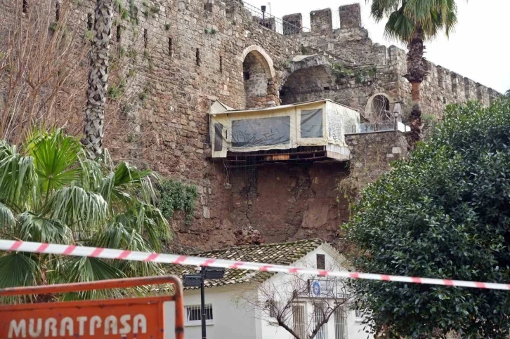 Hayatı felç eden sağanak tarihi surları da yıktı
