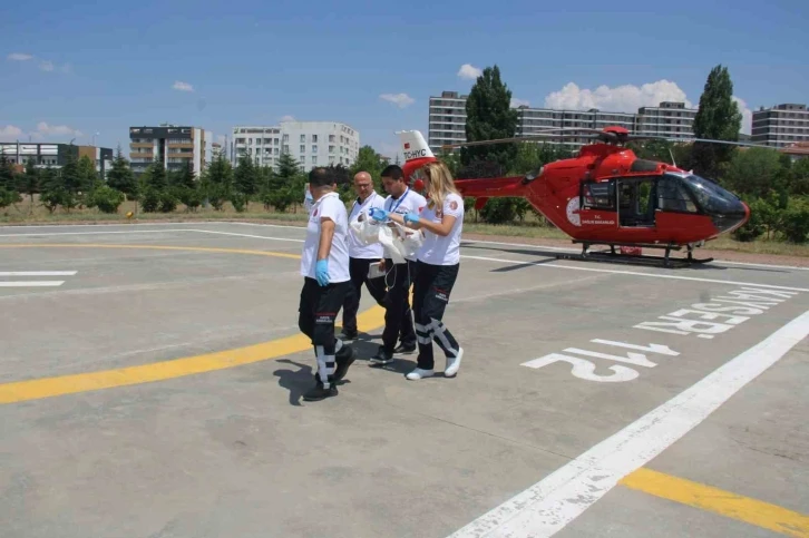 Helikopter ambulanslar Ferah bebeğin gözü için havalandı
