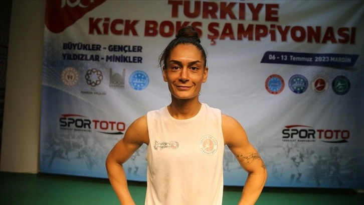 Hemşire Duygu kick boks kariyerini yenilgisiz sürdürüyor