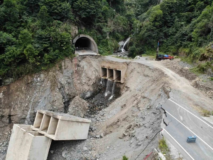 Heyelan nedeniyle kapanan Karadeniz-Akdeniz yolu havadan görüntülendi
