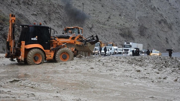 Heyelan ve toprak kaymalarından kapanan Hakkari-Van kara yolu açıldı