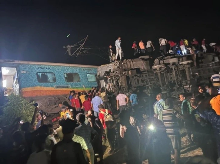 Hindistan’da tren kazası: 50 ölü, 350 yaralı
