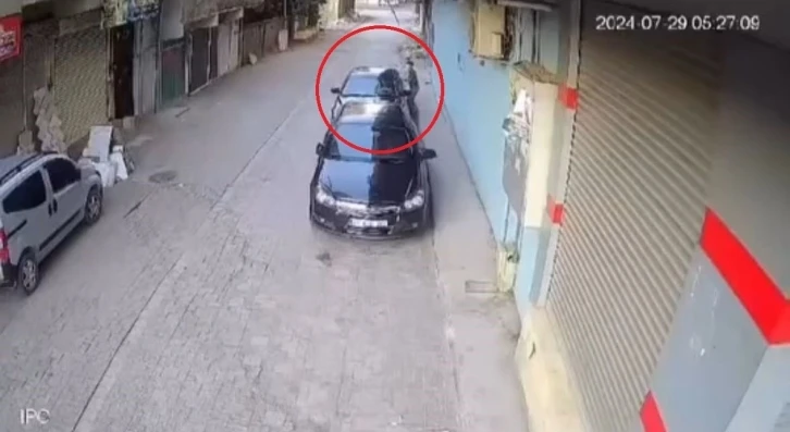 Hırsızlık yapacağı otomobilin camını kıran şahıs, alarm çalınca kaçtı
