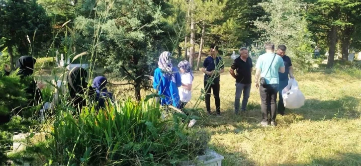 Hisarcık’ta arife günü vatandaşlar ilçe mezarlığına akın etti
