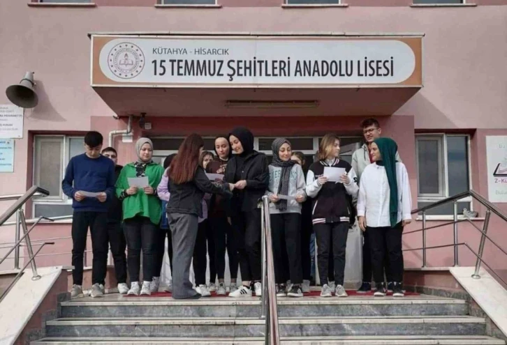 Hisarcık’ta eTwinning projesine katılan lise öğrencilerine katılım belgesi verildi
