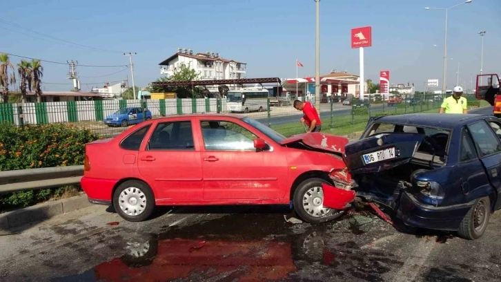 Hızını alamadı kırmızı ışıkta bekleyen araçlara daldı: 2 yaralı
