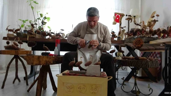 Hobi olarak başladığı ahşap oymacılığında sanat eserleri üretiyor
