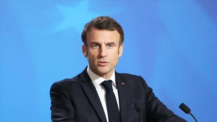 Hollanda'da göstericiler Macron'un konuşmasını böldü