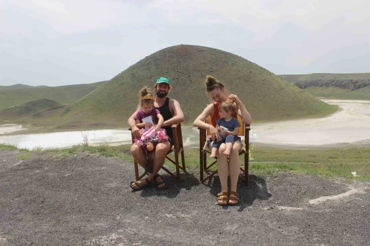 Hollandalı turist aile Meke Gölü’nde
