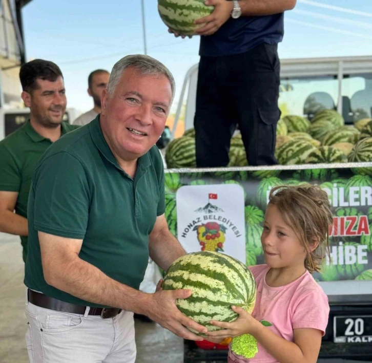 Honaz Belediyesi hem üreticiyi hem de vatandaşı sevindirdi
