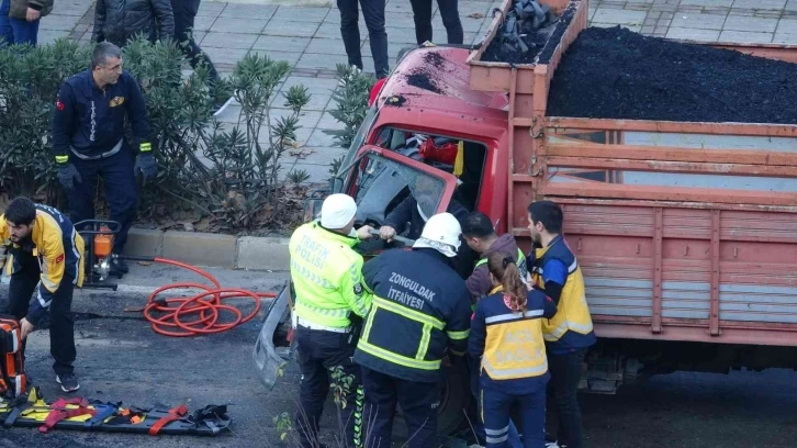 Hurdaya dönen kamyonetten sağ çıktılar: 2 yaralı
