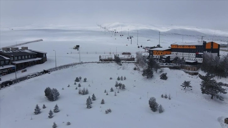 İç Anadolu'nun zirvesi Erciyes'te kar etkili oluyor