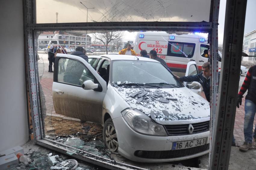 İcralık otomobille işyerine daldı