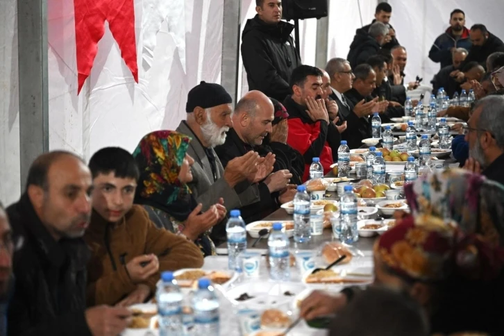 İçişleri Bakanı Soylu, depremin merkezi Pazarcık’tan duyurdu: "Köylere konteyner vereceğiz"
