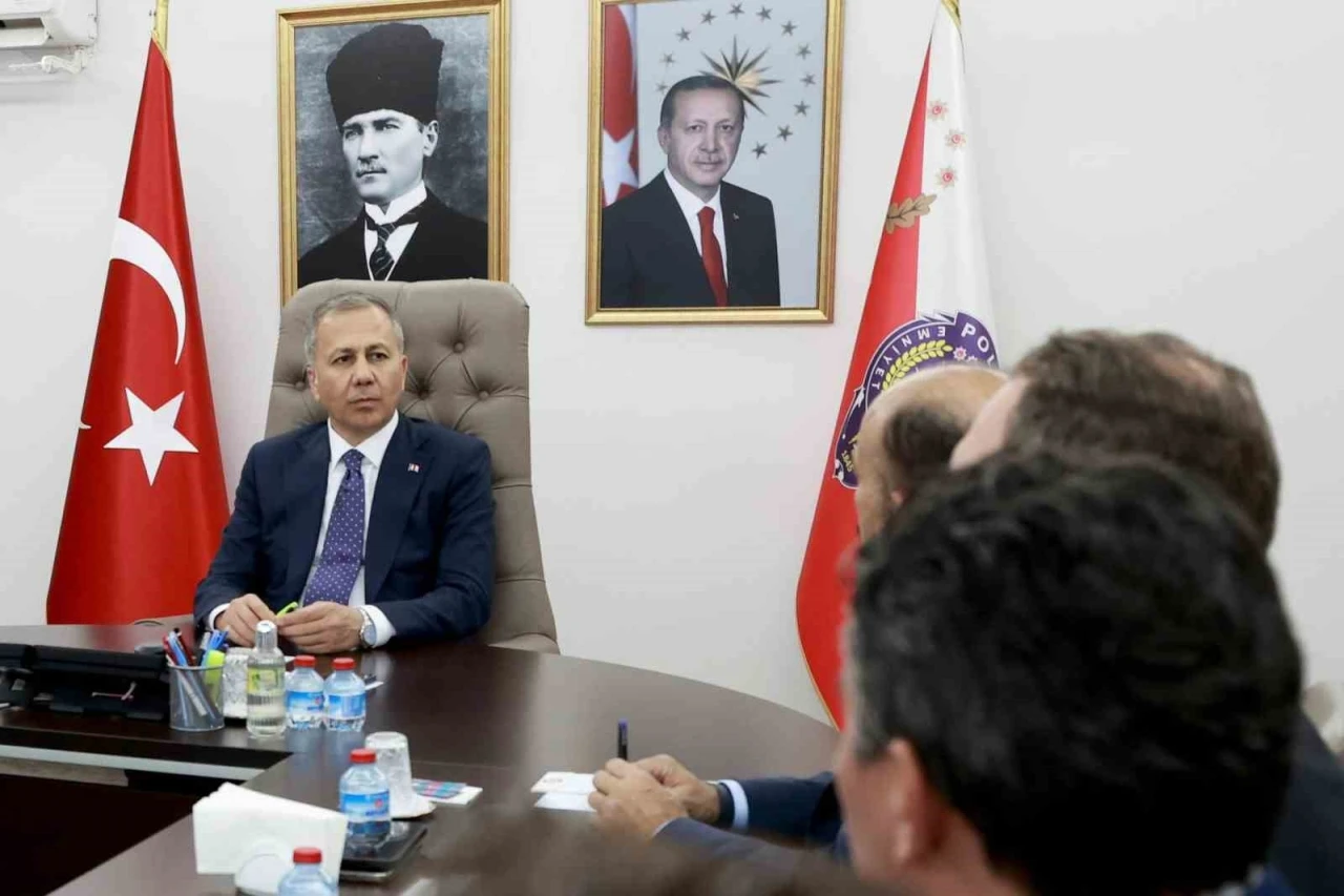 İçişleri Bakanı Yerlikaya: "Kadınlara şiddet uygulamaya kalkanlara, onların huzuruna kast edenlere rahat nefes aldırmayacağız”
