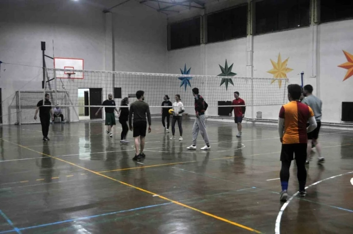 İftar sonrası yaptıkları voleybol maçı ile enerjilerini atıyorlar
