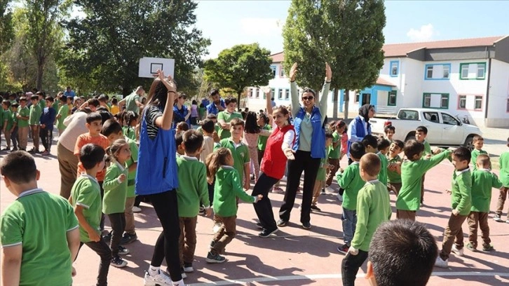 Iğdır'da gönüllü gençler okul, hastane, köy demeden çocukları sevindiriyor