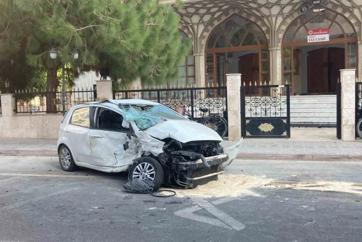 İki araç çarpıştı, savrulan pikap cami duvarını yıktı: 3 yaralı
