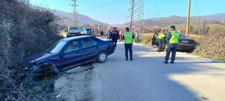 İki araç kafa kafaya çarpıştı: 3 yaralı
