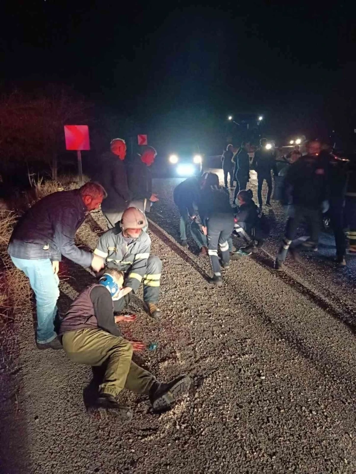 İki araç kafa kafaya çarpıştı, 6 kişi yaralandı
