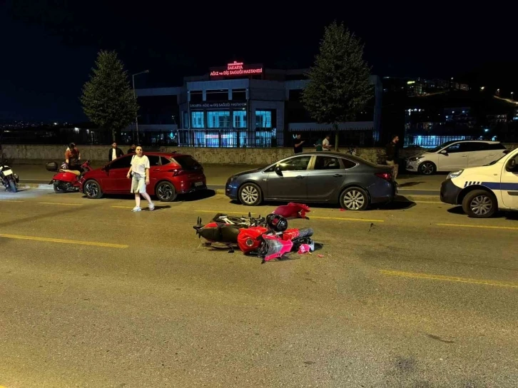 İki motosiklet çarpıştı: Metrelerce sürüklenen kadın sürücü otomobilin altına girdi
