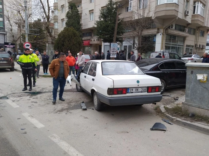 Otomobillerin çarpıştığı kazada faciadan dönüldü