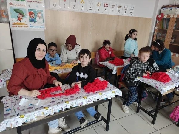 İlkokul öğrencileri ve veliler depremzede çocuklara atkı ördü
