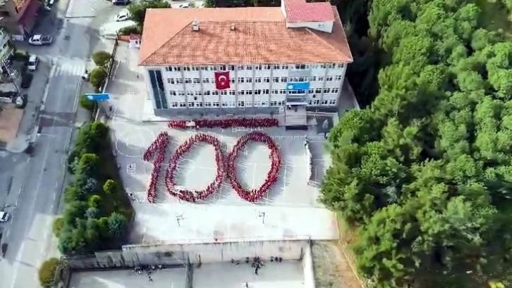 İlkokul öğrencilerinden 100. yıl koreografisi
