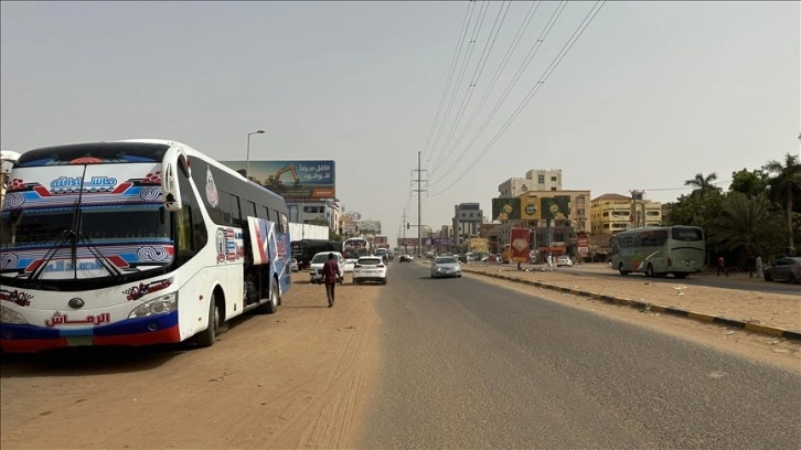 İngiliz hükümeti Sudan'dan tahliyelerin yavaş yapıldığı gerekçesiyle eleştiriliyor