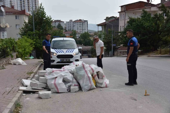 İnşaat atıklarını cadde kenarına bırakan şahsa cezai işlem uygulandı
