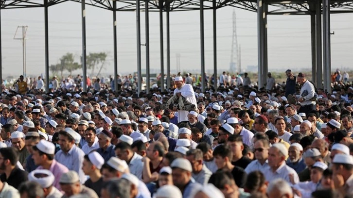 İran'ın Gülistan eyaletinde binlerce kişi bayram namazını büyük meydanda kıldı