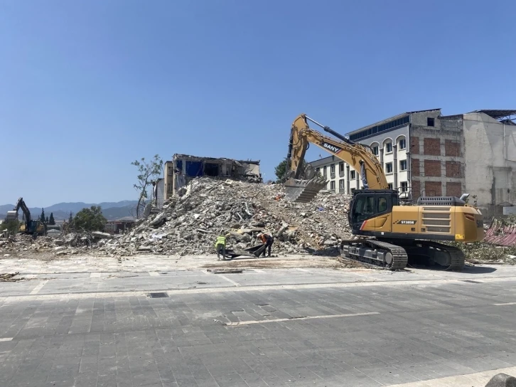 İş hanı sakinlerinden, mahkeme süreci devam eden binamızı yıktılar tepkisi
