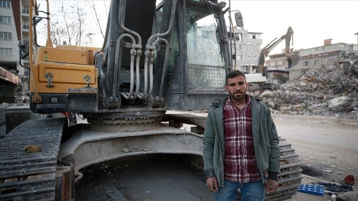 İş makinesi operatörü, çalıştığı binanın yıkılacağını son anda fark edip kaçmış