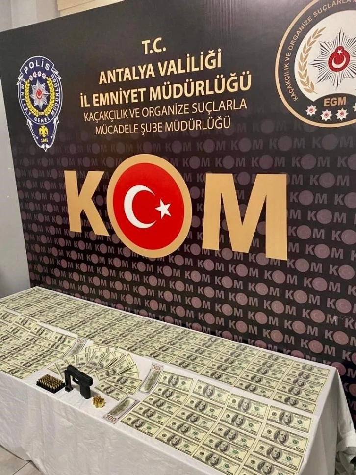 İş yerine sahte bin 200 ABD doları vermek isterken yakalandı
